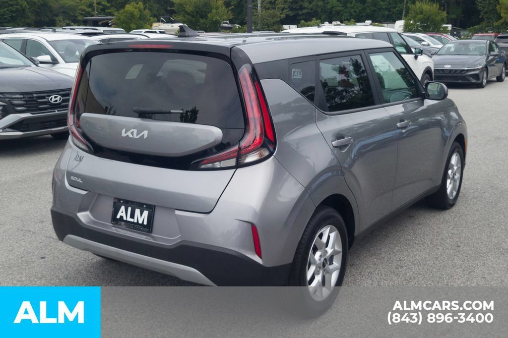 Used 2025 Kia Soul LX FWD image 5