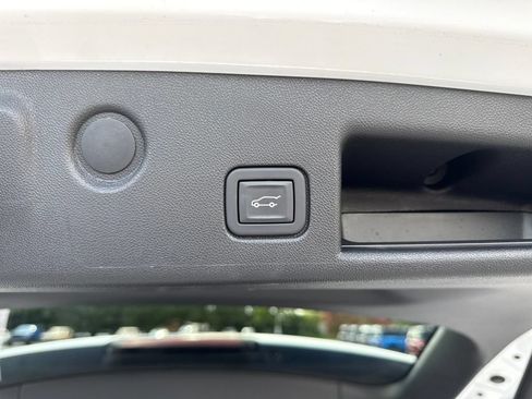 Used 2023 Chevrolet Equinox Premier FWD image 32