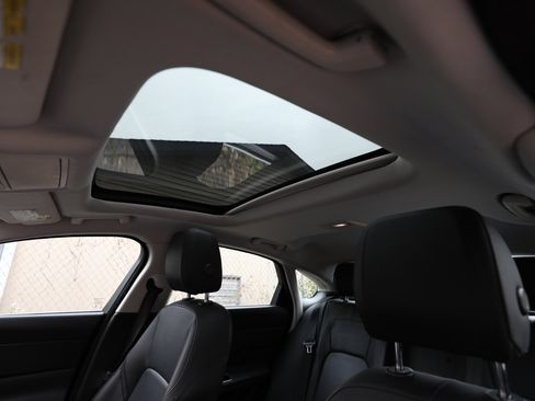 Used 2017 Jaguar XF Premium image 17