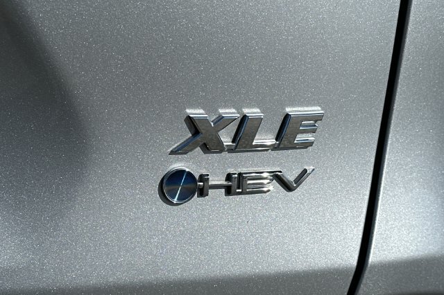Used 2025 Toyota RAV4 XLE AWD/4WD image 32