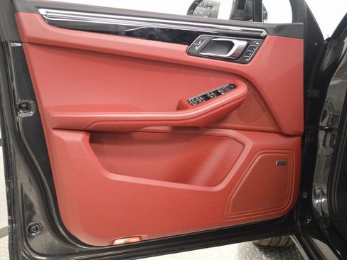 Certified 2025 Porsche Macan image 17