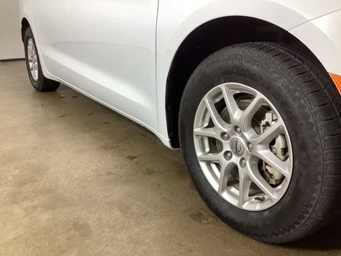 Used 2024 Chrysler Pacifica Touring-L FWD image 6