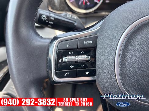 Used 2024 Kia Carnival EX FWD image 14