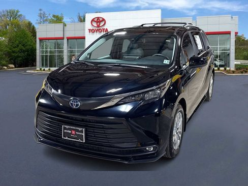 Used 2025 Toyota Sienna XLE w/ XLE Plus Package AWD/4WD image 1