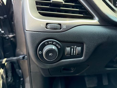 Used 2019 Jeep Cherokee Latitude Plus w/ Cold Weather Group AWD/4WD image 21