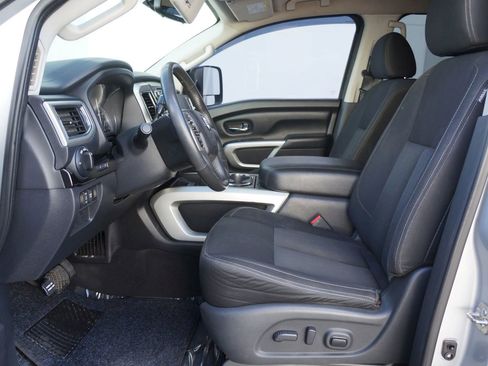 Used 2018 Nissan Titan SV w/ SV Convenience Package image 29
