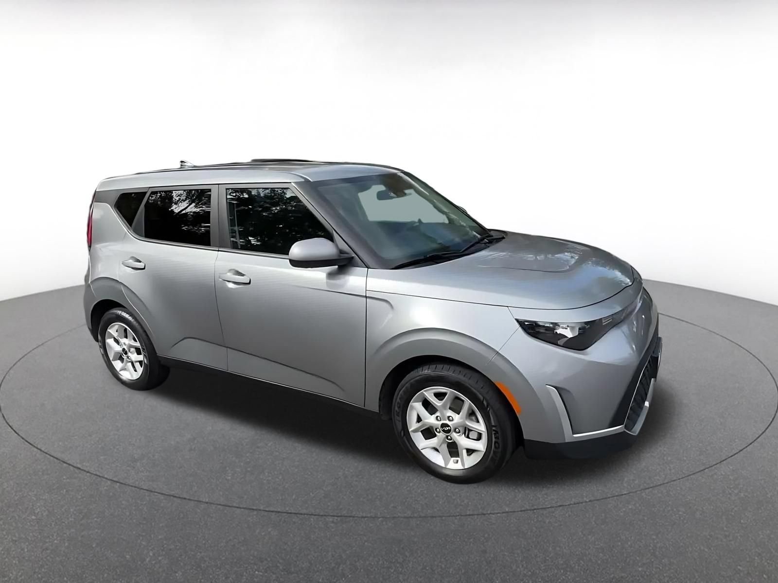Used 2025 Kia Soul LX w/ LX Technology Package FWD image 2