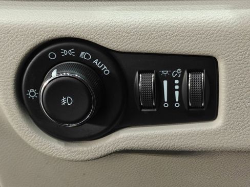 Used 2021 Chrysler Pacifica Touring-L FWD image 57