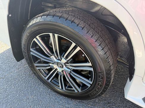 Used 2019 Lexus LX 570 4WD w/ Luxury Package image 32