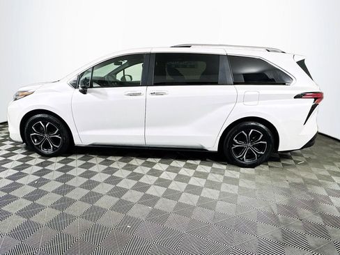 Used 2025 Toyota Sienna Platinum image 4