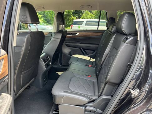 Used 2024 Volkswagen Atlas SE AWD/4WD image 28