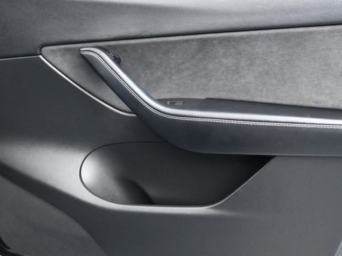 Used 2022 Tesla Model Y Long Range image 13