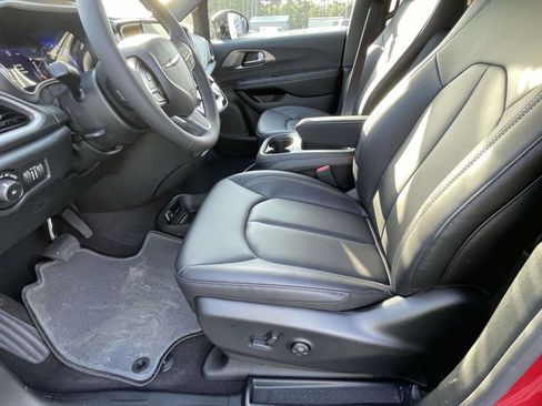 New 2026 Chrysler Pacifica Select image 10