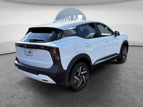 Used 2025 Nissan Kicks SV FWD image 3