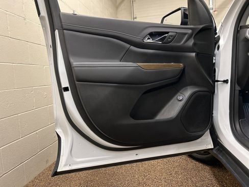 Used 2023 GMC Acadia SLE w/ Driver Convenience Package image 13