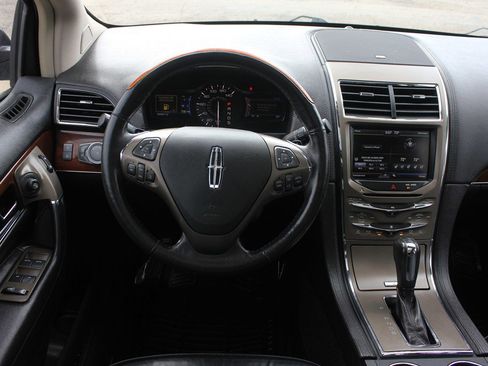 Used 2013 Lincoln MKX AWD image 9