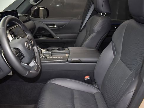 Used 2025 Lexus LX 700h Overtrail image 13
