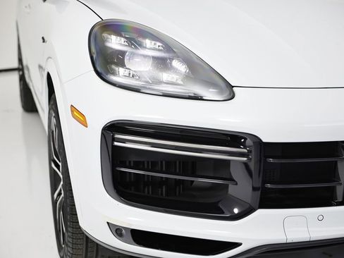 Certified 2023 Porsche Cayenne Turbo S AWD/4WD image 17