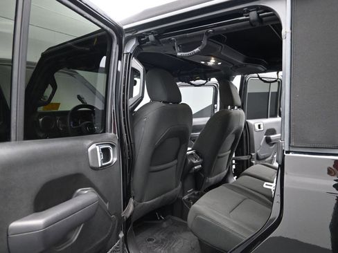 Used 2023 Jeep Gladiator Sport image 9