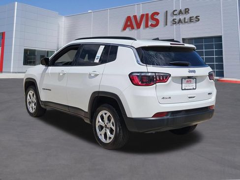 Used 2025 Jeep Compass Latitude w/ Sun & Sound Group AWD/4WD image 3