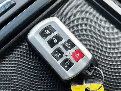 Used 2017 Toyota Sienna SE image 24