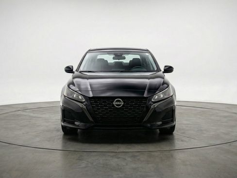 Used 2025 Nissan Altima 2.5 SV image 2