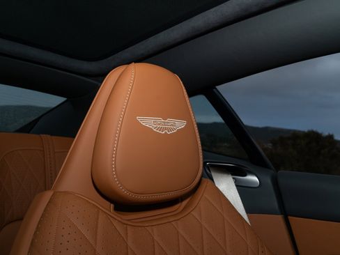 Used 2025 Aston Martin DB12 Coupe image 22