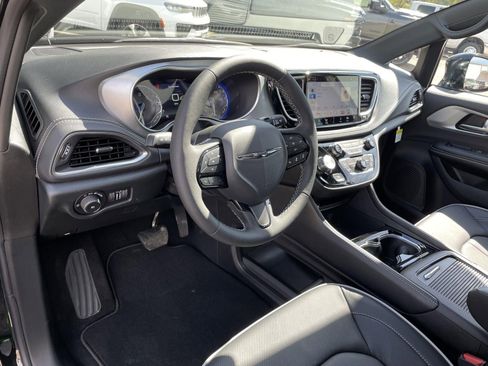 New 2026 Chrysler Pacifica Limited w/ S Appearance Package FWD image 14