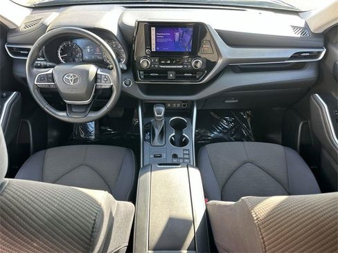 Used 2023 Toyota Highlander LE image 19
