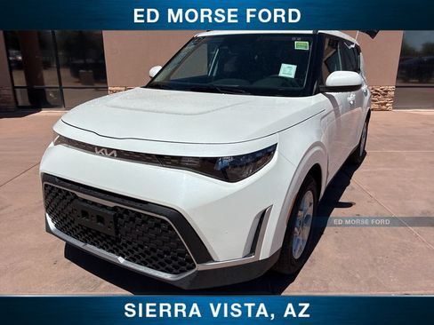 Used 2025 Kia Soul LX FWD image 2