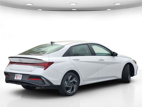 New 2025 Hyundai Elantra SEL image 8