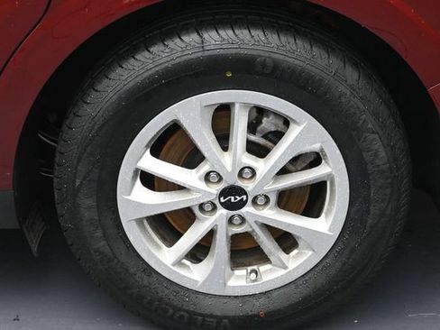 Used 2024 Kia Carnival LX FWD image 7