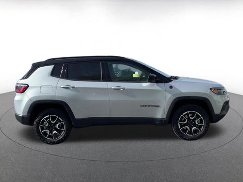 Used 2025 Jeep Compass Trailhawk AWD/4WD image 16
