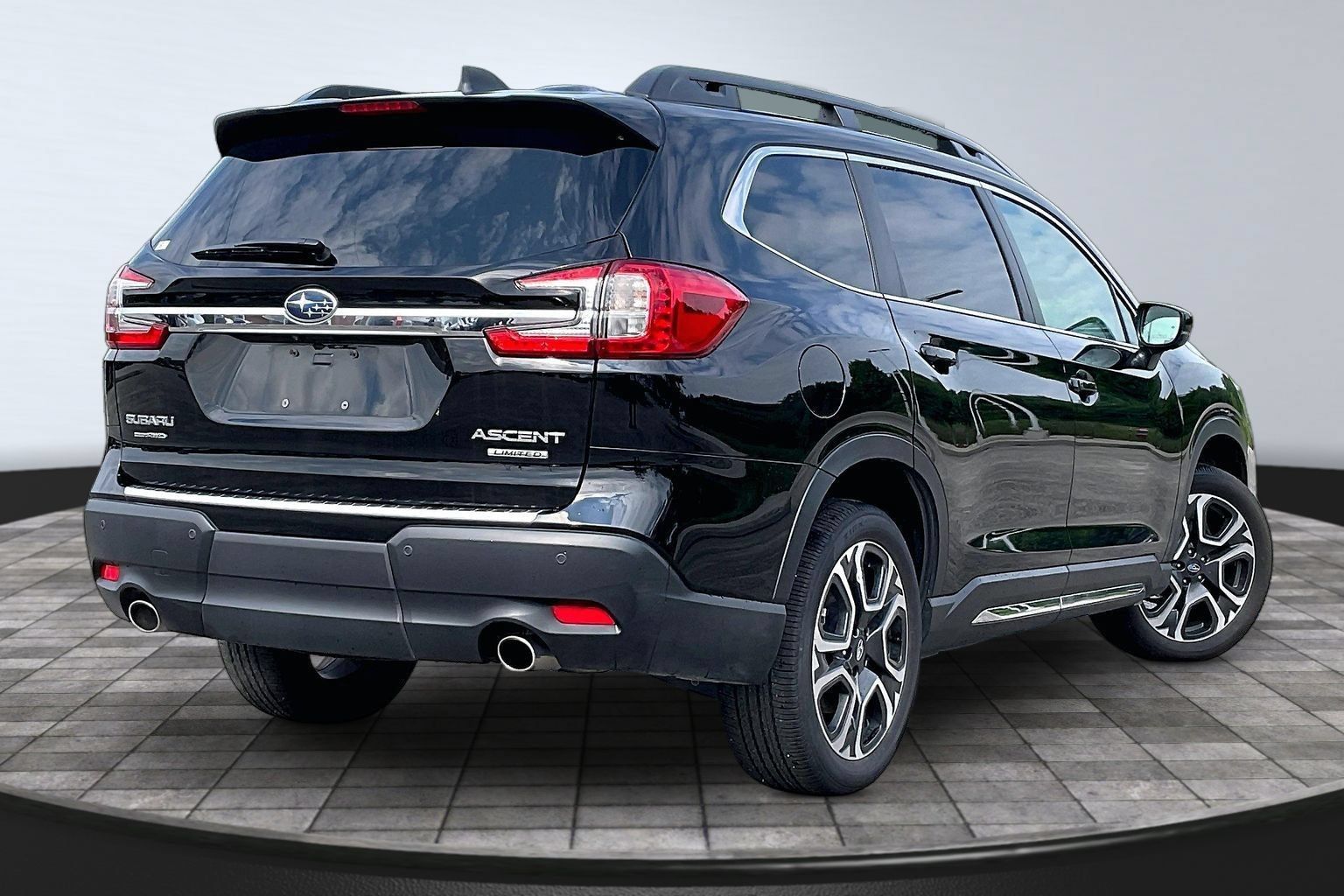 Used 2025 Subaru Ascent Limited AWD/4WD image 2