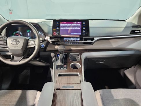 Used 2024 Toyota Sienna LE image 10