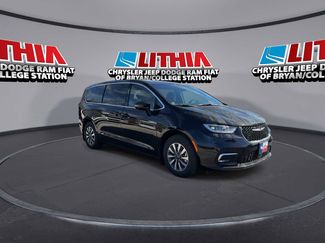 Used 2025 Chrysler Pacifica Select video 2