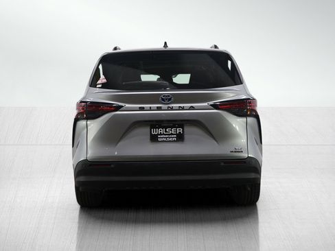 Used 2022 Toyota Sienna XLE image 4