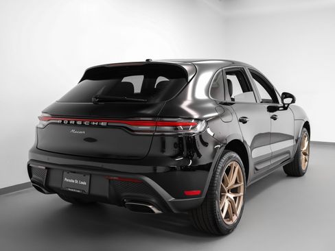 Certified 2025 Porsche Macan image 12