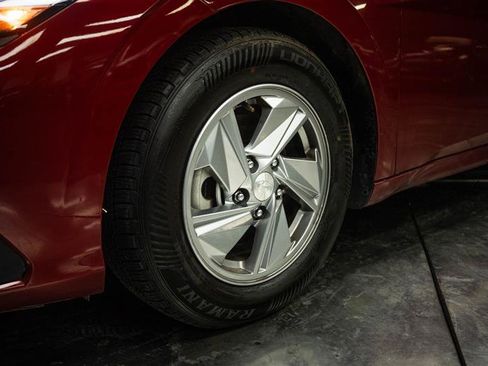 Used 2024 Hyundai Elantra SE image 3