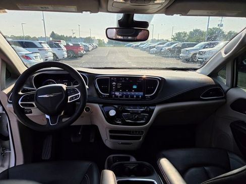 Used 2024 Chrysler Pacifica Touring-L FWD image 7