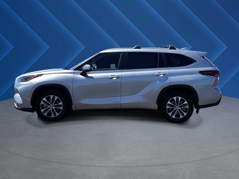 Used 2024 Toyota Highlander XLE FWD image 6