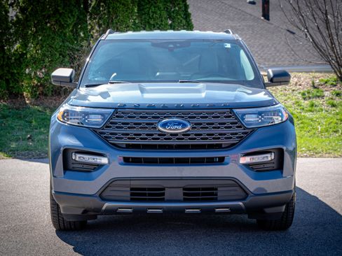 Used 2021 Ford Explorer XLT w/ Equipment Group 202A image 2