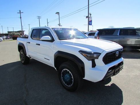 Used 2025 Toyota Tacoma TRD Off-Road image 2