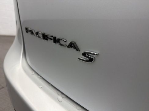 New 2026 Chrysler Pacifica Limited w/ Uconnect Theater Family Group image 6