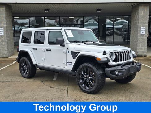 Used 2025 Jeep Wrangler Unlimited Sahara image 2