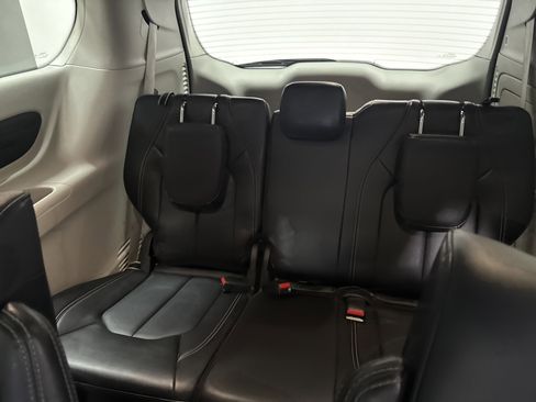 Used 2024 Chrysler Pacifica Select image 28