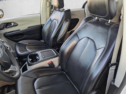 Used 2023 Chrysler Pacifica Touring-L image 15