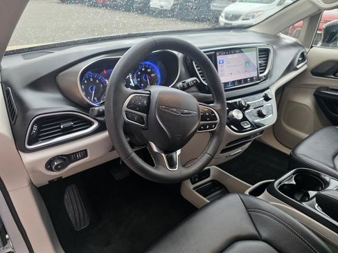 Used 2024 Chrysler Pacifica Touring-L FWD image 12