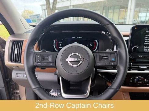 Used 2025 Nissan Pathfinder Platinum image 23