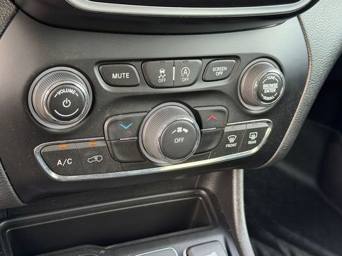 Used 2020 Jeep Cherokee Latitude w/ Quick Order Package 26F North AWD/4WD image 23